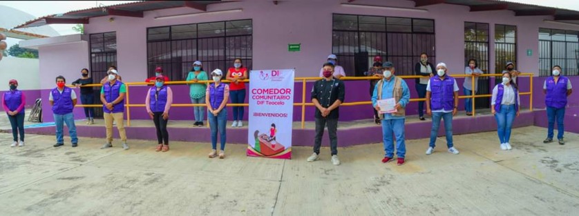 Una incansable labor de gestión, el gran corazón de empresarios y amigos de Teocelo en combinación con un equipo dispuesto a trabajar por su municipio, hicieron posible el importante apoyo a la población que brindó el Comedor Comunitario Gratuito de Teocelo, expresó Mara Chama Villa, presidenta del DIF municipal. 