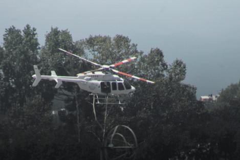 La SSP montó un intenso operativo luego del asalto a un negocio esencial de joyas en el centro de Xalapa la mañana de este miércoles, en el cual se pudo observar un helicóptero haciendo su recorrido a baja altura.