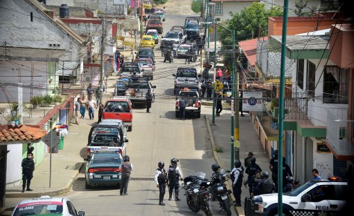Luego de unas 5 horas de operativo y con la utilización de un helicóptero y muchos elementos de Seguridad Pública, detuvieron a dos sujetos señalados como presuntos responsables del asalto a la joyería del centro de Xalapa.