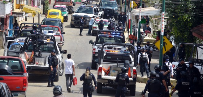 Luego de unas 5 horas de operativo y con la utilización de un helicóptero y muchos elementos de Seguridad Pública, detuvieron a dos sujetos señalados como presuntos responsables del asalto a la joyería del centro de Xalapa.