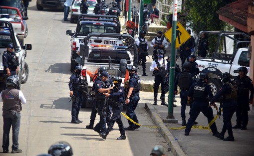 Luego de unas 5 horas de operativo y con la utilización de un helicóptero y muchos elementos de Seguridad Pública, detuvieron a dos sujetos señalados como presuntos responsables del asalto a la joyería del centro de Xalapa.