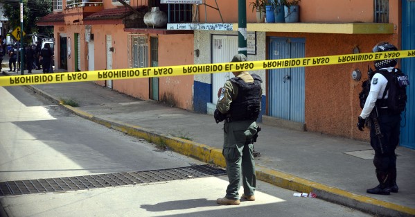 Fue en la calle Perote, de la colonia Veracruz, donde el intenso operativo  halló el vehículo en el que habrían huido los autores del atraco y se detuvo a los presuntos responsables. 