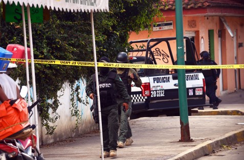 Fue en la calle Perote, de la colonia Veracruz, donde el intenso operativo  halló el vehículo en el que habrían huido los autores del atraco y se detuvo a los presuntos responsables. 
