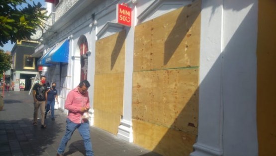Ante una supuesta marcha que habrá el día de mañana en Xalapa, comercios y bancos del Centro de la ciudad protegen sus cristales ante el temor que vuelvan a ser vandalizados; además que se anuncia en redes sociales que no será nada pacífica dicha marcha.