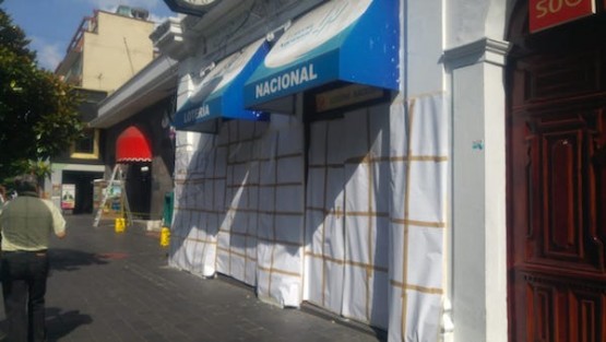 Ante una supuesta marcha que habrá el día de mañana en Xalapa, comercios y bancos del Centro de la ciudad protegen sus cristales ante el temor que vuelvan a ser vandalizados; además que se anuncia en redes sociales que no será nada pacífica dicha marcha.