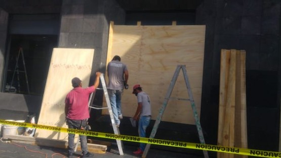 Ante una supuesta marcha que habrá el día de mañana en Xalapa, comercios y bancos del Centro de la ciudad protegen sus cristales ante el temor que vuelvan a ser vandalizados; además que se anuncia en redes sociales que no será nada pacífica dicha marcha.
