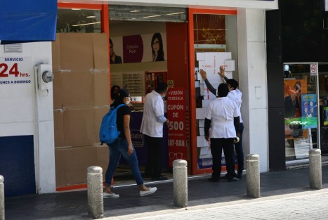 Ante el temor de la supuesta marcha <em>no pacífica</em>, empleados de una óptica protegieron los cristales del local como se ingeniaron. Bancos y comercios grandes lo hicieron con triplay reforzado. 