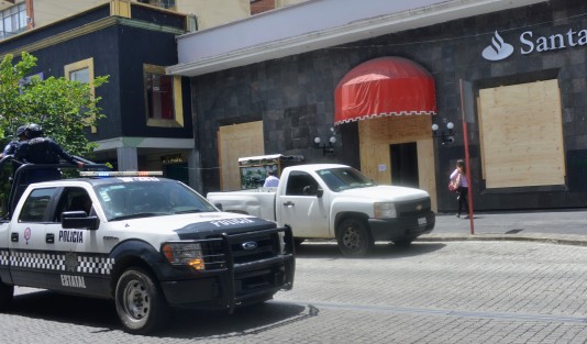 Ante el temor de la supuesta marcha <em>no pacífica</em>, empleados de una óptica protegieron los cristales del local como se ingeniaron. Bancos y comercios grandes lo hicieron con triplay reforzado. 