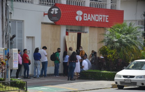Ante el temor de la supuesta marcha <em>no pacífica</em>, empleados de una óptica protegieron los cristales del local como se ingeniaron. Bancos y comercios grandes lo hicieron con triplay reforzado. 