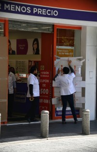 Ante el temor de la supuesta marcha <em>no pacífica</em>, empleados de una óptica protegieron los cristales del local como se ingeniaron. Bancos y comercios grandes lo hicieron con triplay reforzado. 