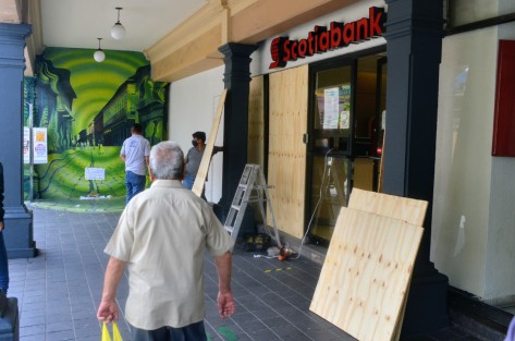 Ante el temor de la supuesta marcha <em>no pacífica</em>, empleados de una óptica protegieron los cristales del local como se ingeniaron. Bancos y comercios grandes lo hicieron con triplay reforzado. 