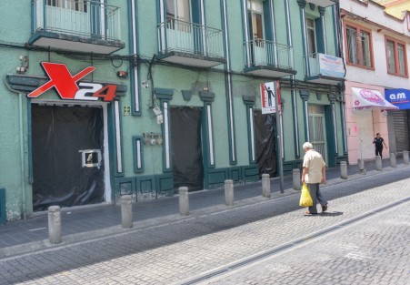 Ante el temor de la supuesta marcha <em>no pacífica</em>, empleados de una óptica protegieron los cristales del local como se ingeniaron. Bancos y comercios grandes lo hicieron con triplay reforzado. 