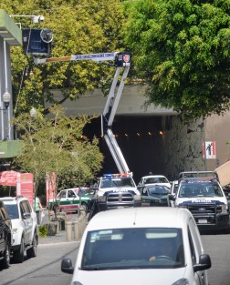 Luego del asalto del día ayer a una joyería del centro de Xalapa, y el anuncio de una marcha, personal del C4 da mantenimiento a las cámaras de vigilancia.