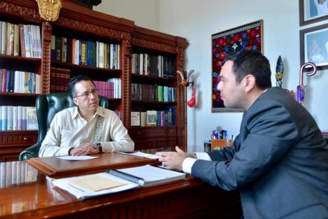 El Gobernador Citláhuac García se reunió con José Luis Lima Franco, Srio. de Finanzas, para continuar con el plan de saneamiento de las arcas del estado a fin de generar ahorros y mantener una administración responsable con el manejo financiero de los pasivos dejados por gobiernos anteriores. 