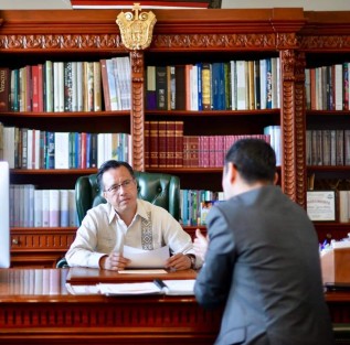 El Gobernador Citláhuac García se reunió con José Luis Lima Franco, Srio. de Finanzas, para continuar con el plan de saneamiento de las arcas del estado a fin de generar ahorros y mantener una administración responsable con el manejo financiero de los pasivos dejados por gobiernos anteriores. 