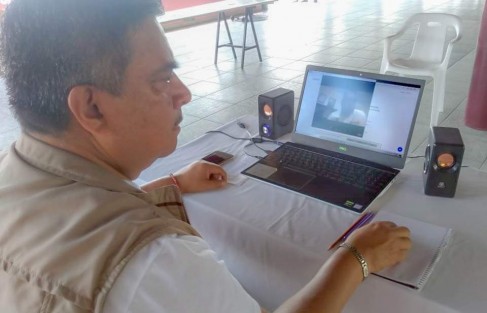 El Alcalde de Teocelo, Mario Antonio Chama Díaz; la Presidenta del DIF Municipal, C.P. Mara Chama Villa; el Tesorero Municipal, Juan José Chávez; y la Secretaria del Ayuntamiento, Trinidad Martínez Larios, participaron por videoconferencia en los <em>Conversatorios de MunicipalidadES</em>, en favor del Desarrollo Institucional de los Municipios de Veracruz, celebrados en su novena edición por el Instituto Veracruzano de Desarrollo Municipal (INVEDEM) a cargo del L.E. Rafael Castillo Zugasti.