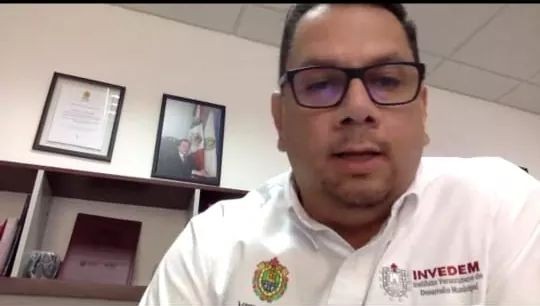 El Alcalde de Teocelo, Mario Antonio Chama Díaz; la Presidenta del DIF Municipal, C.P. Mara Chama Villa; el Tesorero Municipal, Juan José Chávez; y la Secretaria del Ayuntamiento, Trinidad Martínez Larios, participaron por videoconferencia en los <em>Conversatorios de MunicipalidadES</em>, en favor del Desarrollo Institucional de los Municipios de Veracruz, celebrados en su novena edición por el Instituto Veracruzano de Desarrollo Municipal (INVEDEM) a cargo del L.E. Rafael Castillo Zugasti.