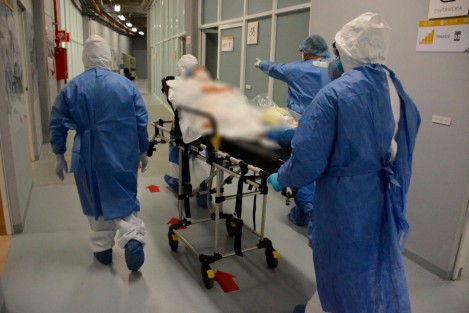 Este viernes, la Secretaría de Salud (SS) inició el traslado de pacientes no graves al Centro de Atención Médica Expandida COVID-19 (CAME-C19) ubicado en el Velódromo de la ciudad. El primer recibimiento, una mujer de 58 años de edad, lo hizo el titular de la dependencia, Roberto Ramos Alor, junto con un equipo altamente capacitado. 