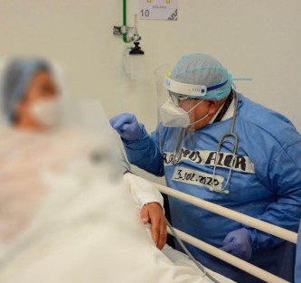Este viernes, la Secretaría de Salud (SS) inició el traslado de pacientes no graves al Centro de Atención Médica Expandida COVID-19 (CAME-C19) ubicado en el Velódromo de la ciudad. El primer recibimiento, una mujer de 58 años de edad, lo hizo el titular de la dependencia, Roberto Ramos Alor, junto con un equipo altamente capacitado. 