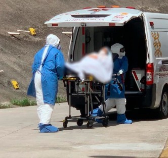 Este viernes, la Secretaría de Salud (SS) inició el traslado de pacientes no graves al Centro de Atención Médica Expandida COVID-19 (CAME-C19) ubicado en el Velódromo de la ciudad. El primer recibimiento, una mujer de 58 años de edad, lo hizo el titular de la dependencia, Roberto Ramos Alor, junto con un equipo altamente capacitado. 