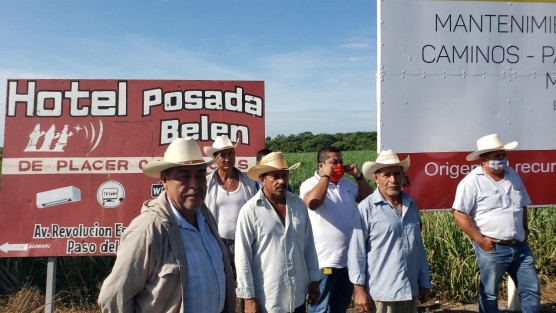 Productores cañeros de los municipios de Zentla, Paso del Macho y Camarón se manifestaron en el tramo carretero  Ruta Colonial, límite de los municipios de Paso del Macho y Camarón de Tejeda exigiendo atención de  SEDARPA, cuyas  autoridades se comprometieron a  apoyar a los productores de caña de las dos organizaciones  CNC - CNPR. 
