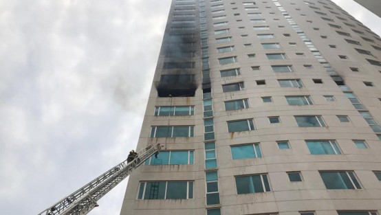 Este domingo se registró un incendio en el noveno piso de la Torre JV, ubicada en el bulevar costero Manuel Ávila Camacho, en la zona turística de la ciudad de Boca del Río. Hasta  el momento no se reporta ninguna persona lesionada. 