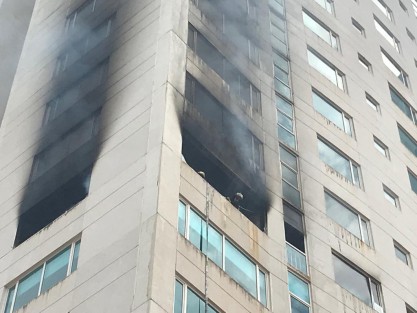 Este domingo se registró un incendio en el noveno piso de la Torre JV, ubicada en el bulevar costero Manuel Ávila Camacho, en la zona turística de la ciudad de Boca del Río. Hasta  el momento no se reporta ninguna persona lesionada. 