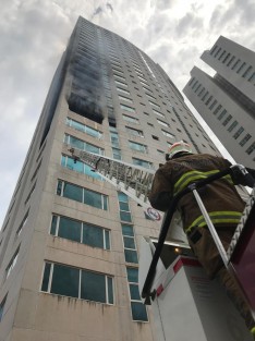 Este domingo se registró un incendio en el noveno piso de la Torre JV, ubicada en el bulevar costero Manuel Ávila Camacho, en la zona turística de la ciudad de Boca del Río. Hasta  el momento no se reporta ninguna persona lesionada. 