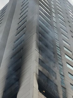 Este domingo se registró un incendio en el noveno piso de la Torre JV, ubicada en el bulevar costero Manuel Ávila Camacho, en la zona turística de la ciudad de Boca del Río. Hasta  el momento no se reporta ninguna persona lesionada. 