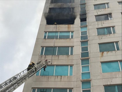 Este domingo se registró un incendio en el noveno piso de la Torre JV, ubicada en el bulevar costero Manuel Ávila Camacho, en la zona turística de la ciudad de Boca del Río. Hasta  el momento no se reporta ninguna persona lesionada.  