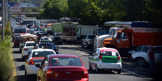 Transportistas de la AMOTAC protestan desde temprano sobre el bulevar Banderilla-Xalapa, a la altura de las instalaciones de PEMEX de colonia 21 de Marzo. Se quejaron del abuso de los elementos de la SSP, desde tránsitos, Policía vial, Fuerza Civil y transporte público, por extorsión.