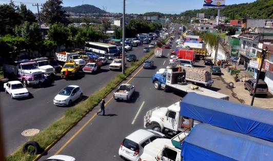 Transportistas de la AMOTAC protestan desde temprano sobre el bulevar Banderilla-Xalapa, a la altura de las instalaciones de PEMEX de colonia 21 de Marzo. Se quejaron del abuso de los elementos de la SSP, desde tránsitos, Policía vial, Fuerza Civil y transporte público, por extorsión.