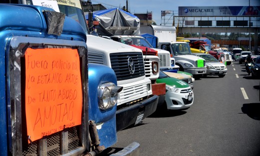 Transportistas de la AMOTAC protestan desde temprano sobre el bulevar Banderilla-Xalapa, a la altura de las instalaciones de PEMEX de colonia 21 de Marzo. Se quejaron del abuso de los elementos de la SSP, desde tránsitos, Policía vial, Fuerza Civil y transporte público, por extorsión.