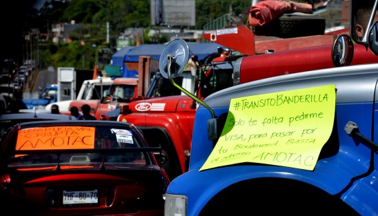 Transportistas de la AMOTAC protestan desde temprano sobre el bulevar Banderilla-Xalapa, a la altura de las instalaciones de PEMEX de colonia 21 de Marzo. Se quejaron del abuso de los elementos de la SSP, desde tránsitos, Policía vial, Fuerza Civil y transporte público, por extorsión.