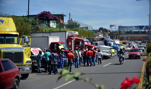 Transportistas de la AMOTAC protestan desde temprano sobre el bulevar Banderilla-Xalapa, a la altura de las instalaciones de PEMEX de colonia 21 de Marzo. Se quejaron del abuso de los elementos de la SSP, desde tránsitos, Policía vial, Fuerza Civil y transporte público, por extorsión.