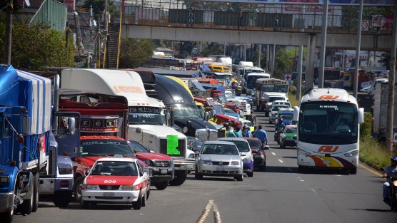 Transportistas de la AMOTAC protestan desde temprano sobre el bulevar Banderilla-Xalapa, a la altura de las instalaciones de PEMEX de colonia 21 de Marzo. Se quejaron del abuso de los elementos de la SSP, desde tránsitos, Policía vial, Fuerza Civil y transporte público, por extorsión. 