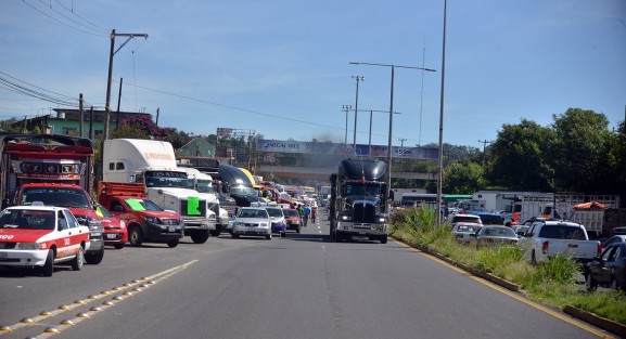 Transportistas de la AMOTAC protestan desde temprano sobre el bulevar Banderilla-Xalapa, a la altura de las instalaciones de PEMEX de colonia 21 de Marzo. Se quejaron del abuso de los elementos de la SSP, desde tránsitos, Policía vial, Fuerza Civil y transporte público, por extorsión. 