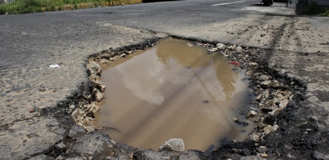 Baches en calles de Xalapa siguen creciendo.  