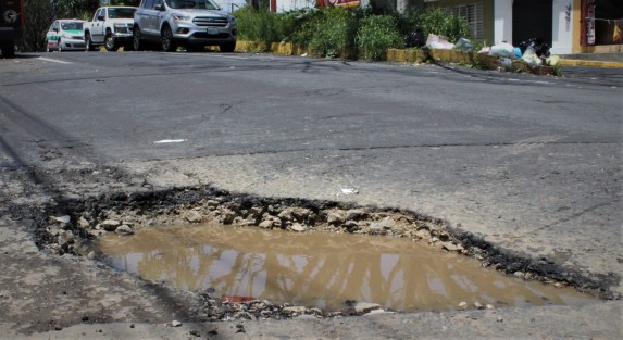 Baches en calles de Xalapa siguen creciendo.  