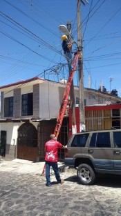 Personal de Alumbrado Público del Municipio, atienden reporte de vecinos de la calle Zapaitonal y col. Los Cedros en la calle Raúl Martínez, en donde dieron  mantenimiento y sustituyeron las lámparas que se encontraban dañadas. 