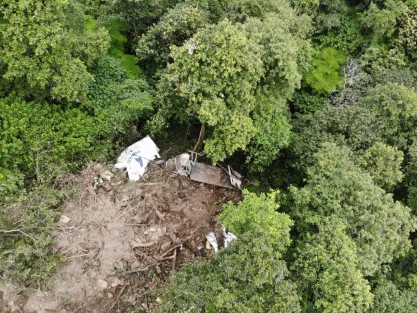 Trágico accidente al caer un tráiler cargado de huevo, a un barranco de 100 metros sobre la carretera federal Atzalan – Tlapacoyan a la altura del kilómetro 2.5 conocido como La Chapopotera. El conductor falleció en el percance. 
