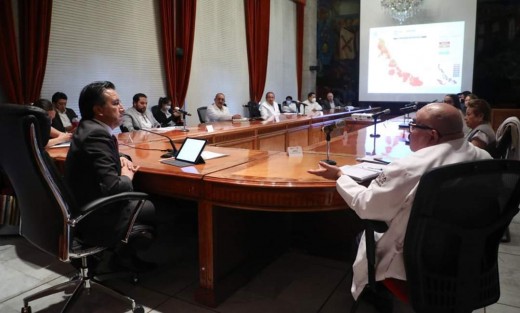 El Gobernador Cuitláhuac García dio a conocer que después de la reunión del Consejo Técnico de Salud, del lunes por la tarde, se valoraron diversas acciones para el regreso a la Nueva Normalidad, ahora en semáforo rojo.
Y para reforzar las acciones decididas por los especialistas dio a conocer el Acuerdo por el que se establece la <em>Campaña de Supervisión por la Salud de Todas y Todos</em>.