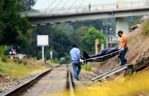 Un hombre de aproximadamente 25 años de edad, decidió quitarse la vida  colgándose del barandal de la lateral de Circuito Presidentes justo a lado del puente de la avenida Rébsamen en  Xalapa, elementos de la FGE y policía retiraron el cuerpo e iniciaron las investigaciones correspondientes.