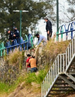 Un hombre de aproximadamente 25 años de edad, decidió quitarse la vida  colgándose del barandal de la lateral de Circuito Presidentes justo a lado del puente de la avenida Rébsamen en  Xalapa, elementos de la FGE y policía retiraron el cuerpo e iniciaron las investigaciones correspondientes.