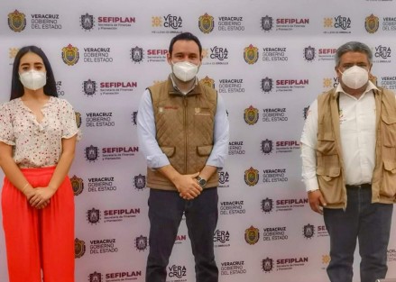 El Alcalde de Teocelo, Mario Antonio Chama Díaz, y la Presidenta del Sistema Municipal DIF Teocelo, Mara Chama Villa, sostuvieron reunión de trabajo con el Mtro. José Luis Lima Franco, Titular de la Secretaría de Finanzas y Planeación (SEFIPLAN), con quien trataron diversos temas en materia económica y de trabajo coordinado beneficio de la población Teocelana. 