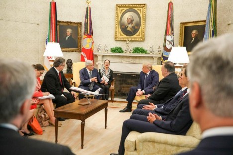 El Presidente de México, Andrés Manuel López Obrador, expresó durante la firma de declaración conjunta por entrada en vigor del T-MEC que su  visita a Estados Unidos obedece en buena medida a la importancia que tiene, sobre todo en estos tiempos de crisis económica mundial, la entrada en vigor del mismo. <em>El haber conseguido este acuerdo representa un gran logro en beneficio de las tres naciones y de nuestros pueblos</em>.