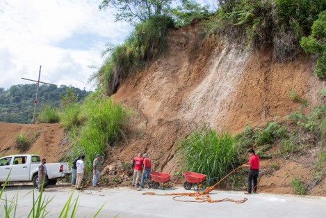 El alcalde de Teocelo, Mario Antonio Chama Díaz, realizó recorrido de supervisión en caminos y carreteras del municipio por las afectaciones de las pasadas tormentas eléctricas e intensas lluvias. 