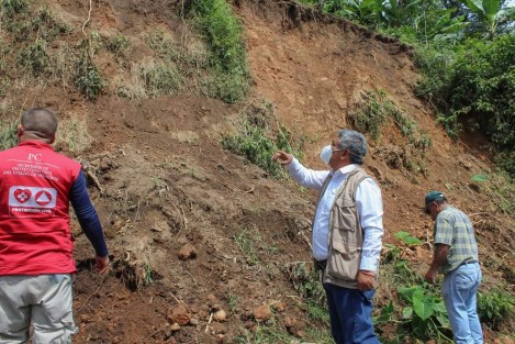 En compañía de personal de Protección Civil, Servicios Generales y Seguridad Publica, se recorrieron diferentes puntos donde se presentaron deslaves, caídas de rocas y árboles que obstruían las vías de comunicación; además giró instrucciones para llevar a cabo un análisis de riesgos en las zonas con mayor afectación en la Carretera Teocelo - Baxtla, para coordinar con los propietarios de terrenos y predios  acciones que permitan disminuir el riesgo en la presente temporada de lluvias. 