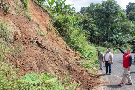 En compañía de personal de Protección Civil, Servicios Generales y Seguridad Publica, se recorrieron diferentes puntos donde se presentaron deslaves, caídas de rocas y árboles que obstruían las vías de comunicación; además giró instrucciones para llevar a cabo un análisis de riesgos en las zonas con mayor afectación en la Carretera Teocelo - Baxtla, para coordinar con los propietarios de terrenos y predios  acciones que permitan disminuir el riesgo en la presente temporada de lluvias. 