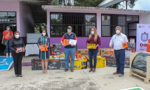 Con el firme objetivo de impulsar las actividades productivas, el emprendimiento y el autoempleo de las familias del Municipio de Teocelo, el DIF Estatal Veracruz que dirige la Lic. Rebeca Quintanar Barceló, en coordinación con el Sistema Municipal DIF Teocelo que Preside Mara Chama Villa, llevaron a cabo la entrega insumos del programa <em>Apoyos Productivos</em> con los cuales se beneficia a ciudadanos de Cabecera Municipal y Comunidades con paquetes completos para Talleres de Carpintería y Panadería.  